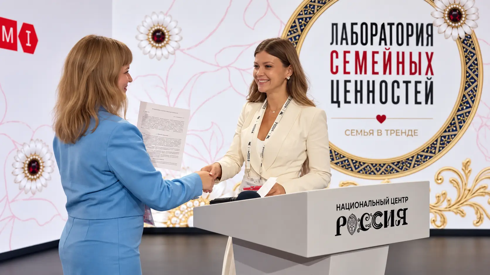 Представители МЫ.ГАРМОНИЯ и Центра помощи многодетным семьям «МногоМама Смоленск» на подписании соглашения о сотрудничестве